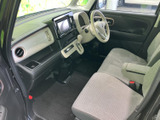 運転席からの視界は広く、運転操作もスムーズに行えます。快適なドライビングをサポートする空間です。