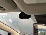 前方の映像だけでなく、車内から後方の映像もばっちり記録します