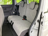 前席は左右に並び、明るい色合いのシートが車内を穏やかな印象に整えます。座った位置から前方を見渡しやすく、運転席まわりも確認しやすい配置。日々の通勤やお出かけにも心地よくお使いいただけます。