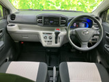 運転席まわりは前方の視界が広く、メーター類も目に入りやすい配置です。シートは明るい色を取り入れた落ち着いた雰囲気で、日々の移動を快適に過ごせます。