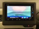 ギヤをR(バック)に入れるとナビの画面に後ろの映像が映るリアカメラ付です。後退時、コンディションが悪い視界でもカラーバックモニターがドライバーをサポートします。