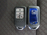 スマートキー付。キーを取り出さなくてもドアロックの施錠・開錠、エンジンの始動が出来ます。雨の日や荷物の多い日にとても便利ですね。