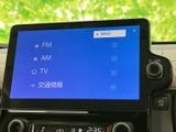 お気に入りの音楽やラジオをクリアな音質で楽しめます。様々なソースに対応し、多彩な音響体験を提供。ドライブがより楽しくなります。