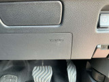 運転席の膝前には、SRSニーエアバックを装備しています。