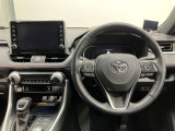 高いホールド性で運転姿勢が安定します。長距離ドライブでも疲れにくいのが魅力です。快適なドライビングライフをお送りください♪