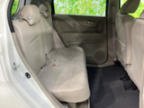 後席は左右に並ぶ座面とヘッドレストを備え、同乗者がくつろぎやすい空間です。足元にも空間があり、明るい内装色と窓からの見通しが、移動中の開放感につながります。