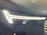 【LEDヘッドライト】ハイビームを先行車や対向車にあてず、その両サイドではハイビーム照射を維持。見える範囲が段違いに広くなりました。北欧神話に登場するトールハンマーをモチーフにデザイン。