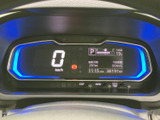速度やシフト位置、燃料残量などの情報が一つの表示部にまとまり、運転中にも確認しやすいメーターまわりです。明るい縁取りで画面の位置を把握しやすく、必要な情報を見渡しながら運転に集中できます。