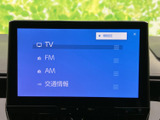 テレビやFM・AM、交通情報などを画面から選べる構成です。必要な項目を見ながら選択でき、日々の移動中に使いたい音声情報へアクセスしやすく、操作の流れも把握しやすい内容です。