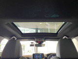 室内から見上げたサンルーフ。頭上に広がりを感じられるのが魅力で、ドライブ中の車内空間をより開放的に演出してくれます。