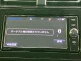画面上でオーディオのソースを確認でき、Bluetoothオーディオの表示にも対応。音楽再生の設定や接続状況を見ながら、日常の移動時間を快適に過ごすために活用できます。