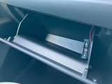 シンプルなデザインのグローブボックス。車検証などを収納しておくことが出来ます。
