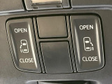 【両側パワースライドドア】スマートキーや運転席のスイッチで後席両側スライドドアの開閉が可能♪電動だから力を入れてドアを開ける必要が無く、小さなお子様でも簡単に開け閉めでき快適です♪