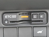 ETC2.0車載器が装備されております。路車協調システムによる運転支援サービスを受けることができる車載器です。カードを挿入して直ぐに使えるようセットアップ(有料)してお渡しします。