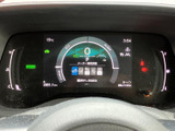 中央の表示部に速度や各種案内がまとまり、運転中も必要な情報をひと目で確認しやすい配置です。左右の表示と合わせて視認しやすく、日々の運転を支えるメーターまわりです。