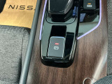 電動パーキングブレーキは、従来の足踏み式に比べ、しっかりと車をホールドしてくれるので安心です。女性の方には特に安心いただける装備です