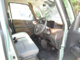 操作しやすくまとめられた運転席まわり。日常の運転を気軽に楽しめる使いやすい空間です。