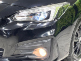 【LEDヘッドライト】悪天候や夜間走行時も良好な視界を確保し安心して運転できる高輝度LEDヘッドライトを装備!点灯速度が早く、消費電力も抑えられています。