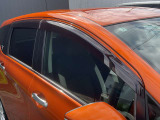プラスチックバイザーが付いてます。