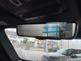 クリアサイトインテリアリアビューミラーは車体に装備したカメラによって、後方の映像がミラーに映し出されます。ミラーユニット下部のレバーで簡単にモード切替も可能です。