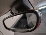 【ルームミラー一体型ETC車載器】ルームミラーの裏側に目立たない様に配置されたETCカード挿入口。スタイリッシュ且つ機能的なものとなっております。