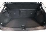 リアハッチドアが大きく開きますので、荷物の積み下ろしもしやすいです。トランクは広く、シートアレンジをすることで大きな荷物も乗ります。