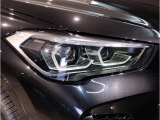 BMWのオートライトは積極的にライトをつけることにより、自車の存在を周囲に向けアピールいたします。それは安全性への配慮でもあります。