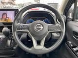 握りやすい形状で手元に各種スイッチがまとまり、運転姿勢を保ったまま車内機能を利用しやすい構成です。前方への注意を保ちながら、手元で操作を行えます。