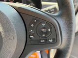 【クルーズコントロール】アクセル操作なしで一定速度を保つ機能。先行車との距離を自動調整する追従型が主流で、高速走行時の疲労を劇的に軽減します。長距離移動が多いお客様への商談では必須の快適装備です。