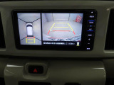 【パノラマモニター】上からの映像を表示。前後左右のカメラで合成し、運転席からの目視だけでは確認しにくい状況をリアルタイムで見晴らせます