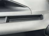 運転席前の小物入れです!手を伸ばすとすぐに取り出せるので使い勝手の良い収納です!