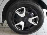 純正15インチフルホイールキャップでスタイルバッチリ!185/65R15タイヤです