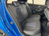 ご納車前に、リア3面にプライバシーフィルムの施行も可能です。荷物の盗難防止、UVカット等の効果があります。プロが選ぶ高耐久、高品質なフィルムは種類も豊富で仕上がりも非常に綺麗です。