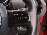 MINIの内装はとにかく『円』に拘ったデザインコンセプトが一目で伝わってきます。これほど円形に拘った車は他に御座いません。伝統のデザイン、トグルスイッチなど遊び心のある内装で御座います。