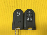 スマートキーはかばんやポケットに入れておけば、ドアのロックアンロックやエンジンの始動が可能!スマートキーからも両側自動スライドドアの操作が可能!