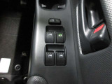 料金所などで便利な、運転席オート機能付パワーウィンドウです。