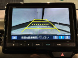 リバースギアに入れるだけで後方の表示へ切り替わります。夜間や雨の日の駐車も楽になりますよ。