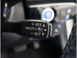 アダプティブクルーズコントロール機能付きです。走行中に先行車の様子を検知しながら、設定した車速の範囲内で先行車との距離のキープを支援します。詳細は販売店スタッフまでおたずねください。