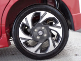 ホイールは車のデザインにマッチした専用タイプです。