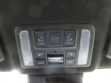 運転席・助手席両側で使いやすい、オーバーヘッドの両側パワースライドドア操作スイッチです。