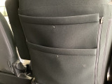 【シートバックポケット】すぐ手に取りたいアイテムをスマートにしまっておけます。限られた空間を有効に活用でき、長距離のドライブでも車内を清潔感のある落ち着いた状態に保ってくれる実用的な機能です。