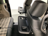運転席・助手席の背もたれには、2列目シート用にカップホルダー付きの「格納式のシートバックテーブル」を装備しています。休憩時のちょっとした時間などカップを置いたり、小物置きに使えて便利です。