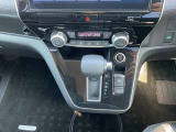 シフトレバー周りです。ウォークスールで快適。