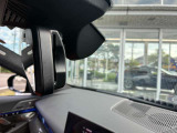自動防眩ミラーはルームミラーの前後に内臓されたセンサーの照度差を検知し、自動でミラーにスモークがかかった様な状態にしてくれる装備になります。後続車のライトの反射を和らげ、幻惑されることを防いでくれます