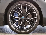 【BMWアロイホイル】軽量かつ強度に拘ったアロイホイル。走行性能ポテンシャルを引き出す設計。車の足元を引き締めてくれる大きなポイントはアロイホイルです。