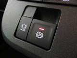 電動式パーキングブレーキを採用しており、指先で簡単に操作できます。ほとんど力を必要とせず、着実にブレーキをかけることができるため、従来型のブレーキに比べて安全性が向上しています。