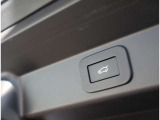 【オートマチックテールゲート】 リアゲートはスイッチ一つで電動開閉可能。スマートに荷物の出し入れができます。