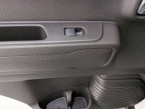 パワーウィンドウのスイッチですよ。運転席に居ながら窓を開け閉めのコントロールできます。