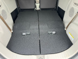 リアシート収納で、大きな荷室として利用できます。