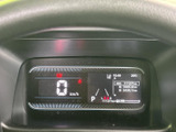 運転席前方に情報がまとまり、速度やシフト位置、燃料残量などを確認しやすい表示部です。必要な情報を視線の移動を抑えて把握でき、走行中の確認を助けます。毎日の運転でも使いやすい配置です。